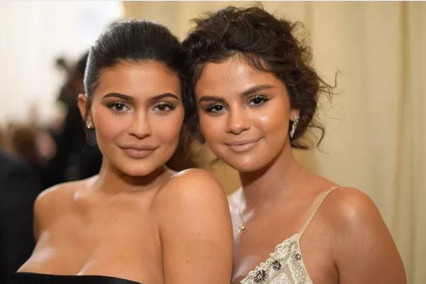 Bantah Ejek Alis Selena Gomez, Ini Pembelaan Kylie Jenner