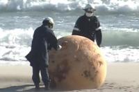 Bola Logam Besar Misterius Terdampar di Pantai Jepang, Telur Godzilla?