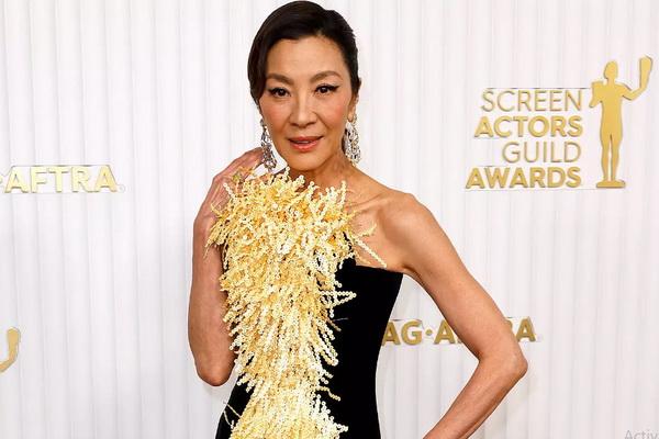 Michelle Yeoh Hadirkan Sinar Matahari ke SAG Awards 2023 dengan Gaun Hitam Kuning yang Unik