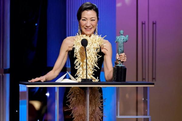 SAG Awards 2023, Michelle Yeoh Menangis Dedikasikan Kemenangan untuk Seluruh Gadis Kecil 