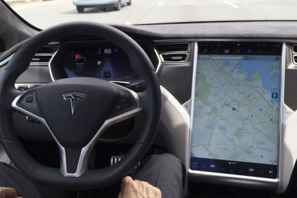Pemegang Saham Gugat Tesla dan Musk atas Klaim Keselamatan Autopilot