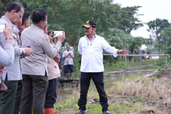 Mentan SYL: Banjir Tidak Boleh Menyurutkan Semangat Petani Karawang, Saya Siap Bantu