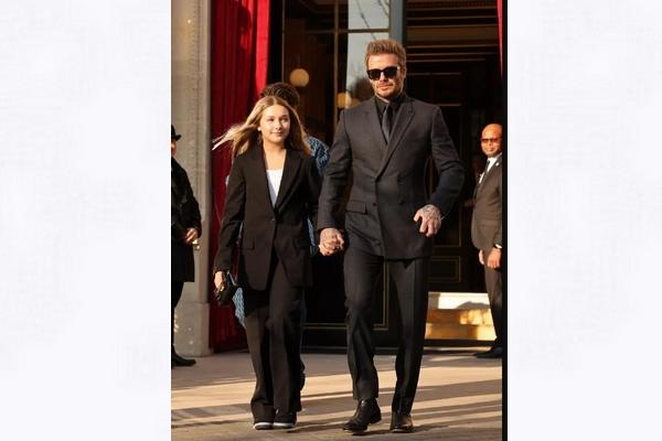 Gaya Kembaran David Beckham dan Harper Dukung Victoria Beckham di Paris Fashion Week