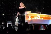 Penggemar Terkesan Adele Tandatangani Gaun Pengantinnya di Tengah Konser