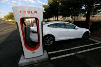 Tesla Model S mengisi daya di stasiun supercharger Tesla di Cabazon, California, AS 18 Mei 2016. Foto: Reuters