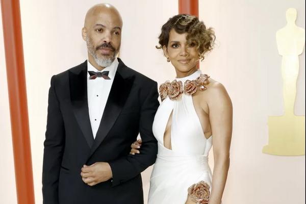 Kencan Glamor ala Halle Berry dan Van Hunt di Karpet Merah Oscar 2023