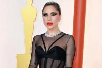 Momen Manis di Balik Layar Oscar 2023, Lady Gaga Tolong Fotografer yang Jatuh