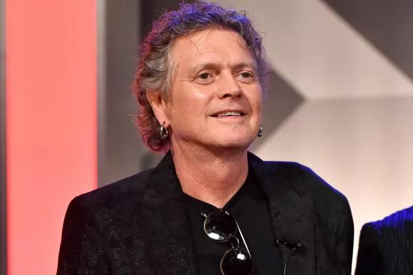 Diserang di Luar Hotel, Kepala Drummer Def Leppard Rick Allen Cedera