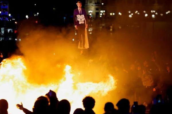 Polisi di Paris Kembali Bentrok dengan Demonstran Penentang Perubahan Pensiun