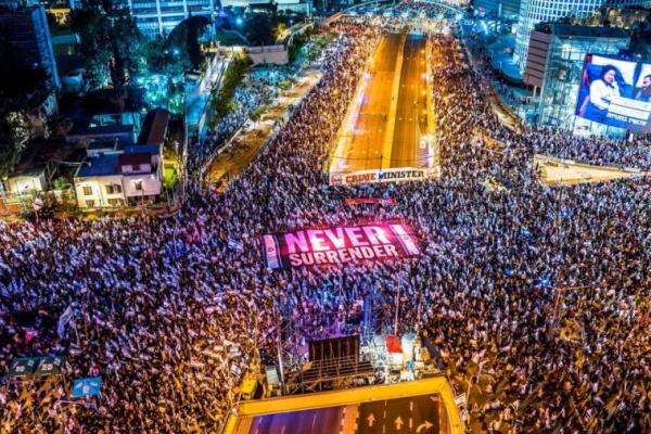 Pandangan dari udara menunjukkan orang-orang memprotes perombakan peradilan yang kontroversial, di Tel Aviv, Israel, 18 Maret 2023. Foto: Reuters