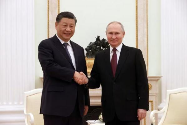 Presiden Rusia Vladimir Putin berjabat tangan dengan Presiden Tiongkok Xi Jinping selama pertemuan di Kremlin di Moskow, Rusia, 20 Maret 2023. Foto: Reuters 