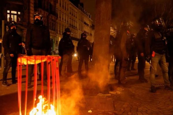 Polisi Prancis berjaga-jaga di tengah bentrokan selama demonstrasi di Lille, Prancis, 20 Maret 2023. Foto: Reuters 