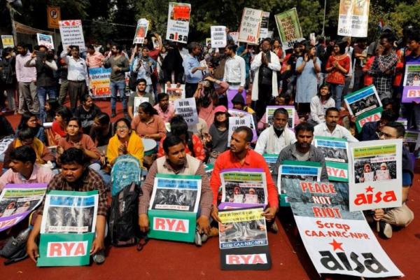 Demonstran berunjuk rasa mendukung dan menentang undang-undang kewarganegaraan baru di New Delhi, India, 3 Maret 2020. Foto: Reuters 