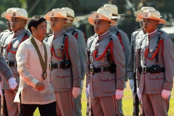 Presiden Filipina Ferdinand Marcos Jr. pada peringatan 126 tahun berdirinya Angkatan Darat Filipina di Fort Bonifacio, Filipina 22 Maret 2023. Foto: Reuters 