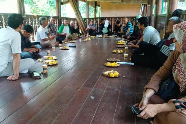 MUI, PJMI, dan Mat Peci Bikin Gerakan Tanam Pohon di Ciliwung