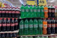 Botol Campa Cola dan Coca Cola dipajang di supermarket Reliance Smart di Mumbai, India 20 Maret 2023. Foto: Reuters