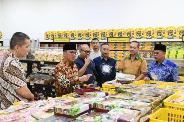 Kunjungi Toko Bandeng Juwana, Yandri Susanto Harap Produk Makanan Nasional Bisa Go Internasional