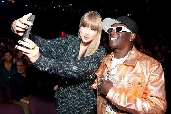 Gaya Bejeweled Look Taylor Swift Terima The Innovator di iHeartRadio Music Awards 2023