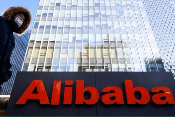 Logo Alibaba Group terlihat di kantornya di Beijing, China 5 Januari 2021. Foto: Reuters