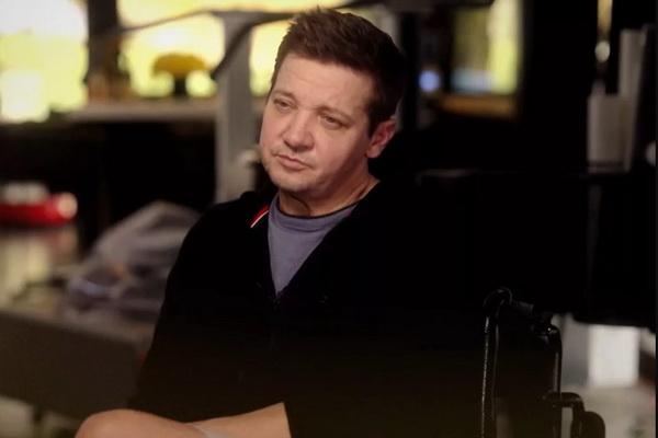 Jeremy Renner Pilih Bertahan Hidup Setelah 30 Tulangnya Patah dalam Kecelakaan Bajak Salju