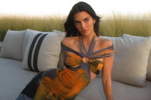 Reuni dengan Mantannya Bad Bunny, Kendall Jenner `Panaskan` Pantai dengan Bikini Rajut