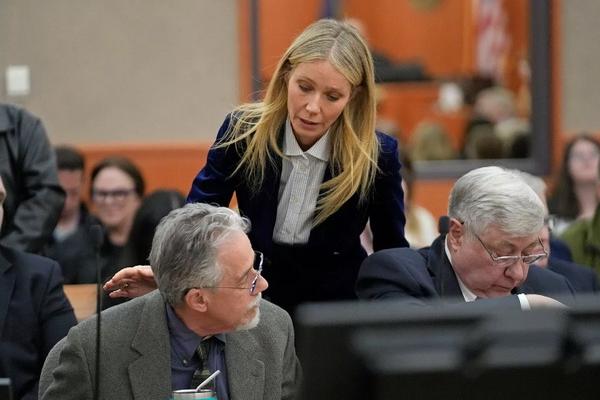 Apa yang Dibisikkan Gwyneth Paltrow di Telinga Terry Sanderson Setelah Putusan Pengadilan Ski?
