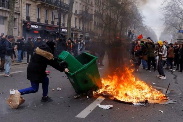 Paris Bergolak soal Reformasi Pensiun, Presiden Tetap Bertolak ke China