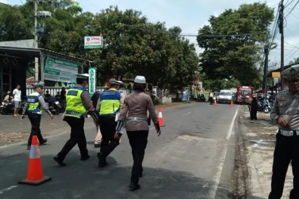 Polda Jabar Olah TKP Kecelakaan Mobil Dinas Bupati Kuningan