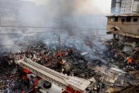 Ribuan Toko Terbakar, Pemadam dan Tentara Bangladesh Kerjasama Padamkan Api