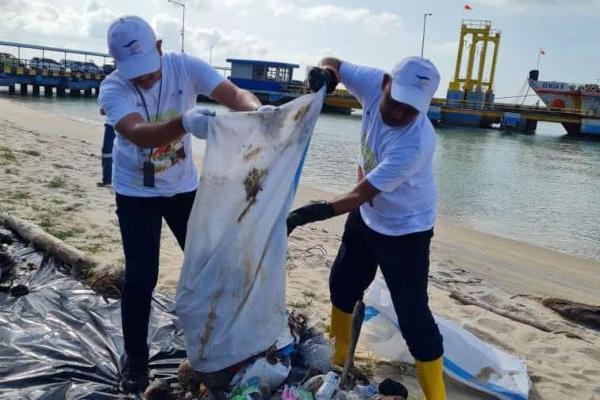 Gelar Ocean Clean Up Day, ASDP Kumpulkan 12 Ton Sampah