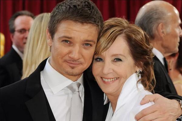 Jeremy Renner Terkapar di Rumah Sakit, Sang Ibu Bacakan Novel Horor Stephen King