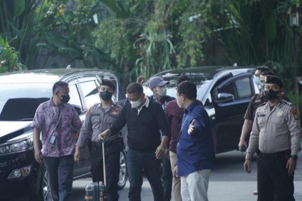 KPK Bawa 8 Orang yang Tertangkap OTT Bupati Meranti
