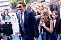 Gunakan Tongkat, Jeremy Renner Gandeng Putrinya ke Premiere Rennervations
