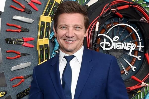 Jeremy Renner Kunjungi Staf Rumah Sakit yang Telah Menyelamatkan Hidupnya