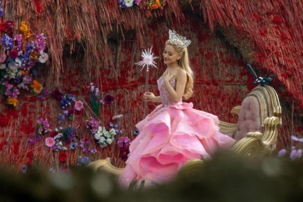 Syuting Adaptasi Film Musikal "Wicked" Kelar, Ariana Grande Emosional