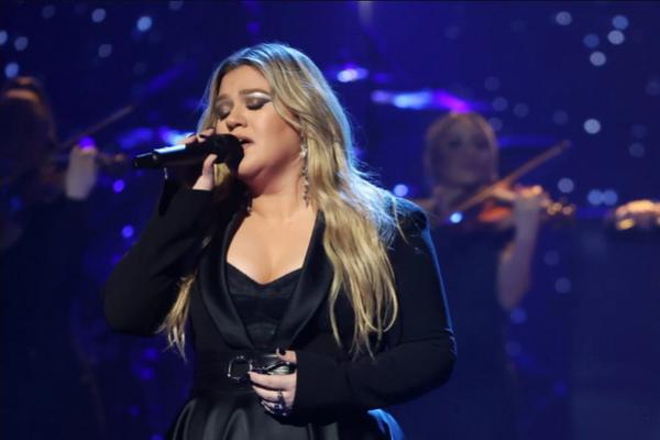 Rayakan Ultah Ke-41, Kelly Clarkson Debutkan Album Chemistry di Konsernya