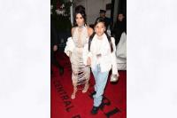 Netizen Kecam Kim Kardashian Tinggalkan Putrinya di Jalan Demi Mutiara Gaunnya