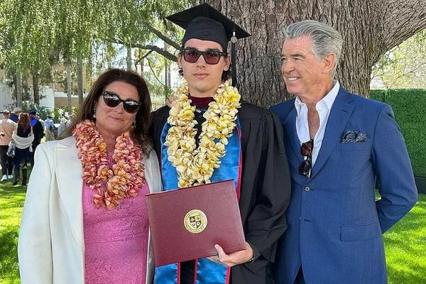 Aktor James Bond Pierce Brosnan Bahagia Putranya Diwisuda