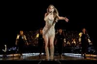 Taylor Swift Tegur Petugas Keamanan yang Ganggu Penggemarnya di Tengah Konser
