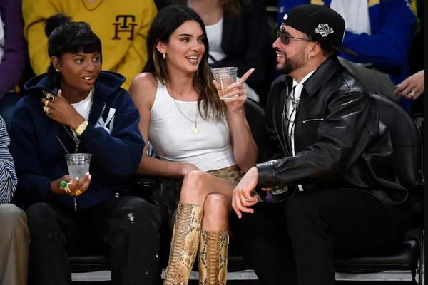 Romansa Makin Kuat, Kendall Jenner dan Bad Bunny Nonton Bareng Pertandingan LA Lakers