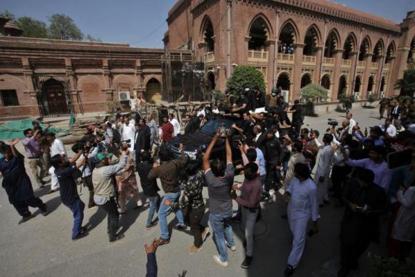 Otoritas Pakistan Peringatkan Mantan PM Khan untuk Serahkan Tersangka Kerusuhan