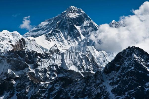 29 Mei Hari Gunung Everest, Impian Para Pendaki Sampai ke Puncak Everest. (FOTO: BRITANNICA) 