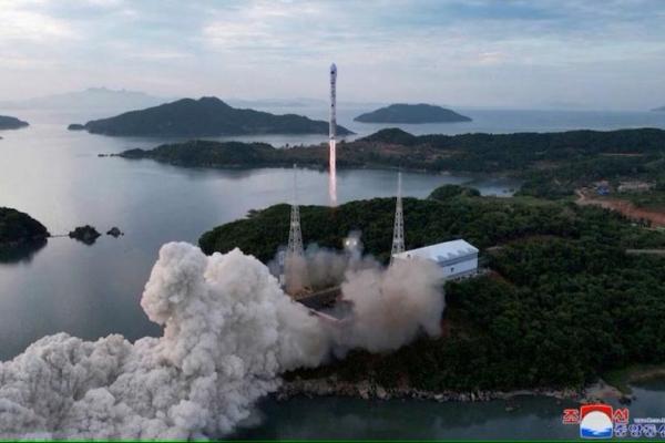 Roket Luar Angkasa Korea Utara yang Baru Tampilkan Mesin Rudal antar Benua