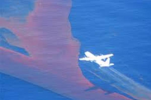  Inilah gambar yang memperlihatkan Pemerintah Australia melalui Australian Maritime Safety Authority (AMSA) menerbangkan pesawat dan menyemprotkan dispesant dan menenggelamkan tumpahan Minyak Montara ke dasar Laut Timor. 