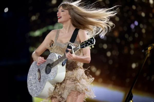 Berseteru dengan Kanye West, Lagu Ini Bikin Taylor Swift Tertawa Terbahak-bahak di Eras Tour