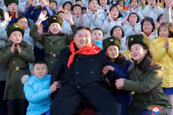 Tunjukkan Patriotisme, Pemuda Korea Utara Sumbangkan Peluncur Roket ke Militer