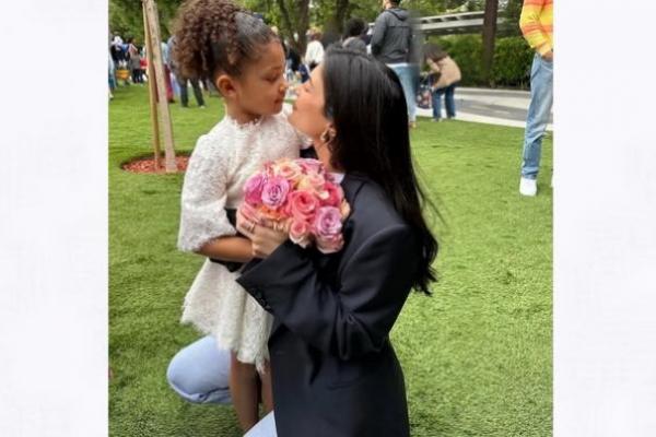 Proud Mama, Kylie Jenner Rayakan Kelulusan Pra-TK Putrinya Stormi