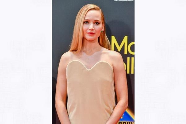 Tampil High Fashion dengan Gaun Loewe, Jennifer Lawrence Justru Dikritik Netizen