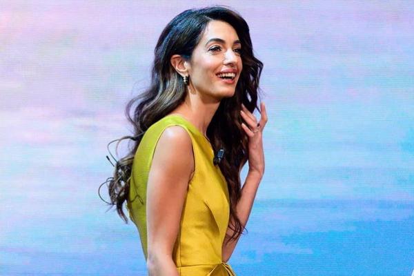 Hadiri Konferensi di Madrid, Amal Clooney Bersinar dalam Jumpsuit Emas