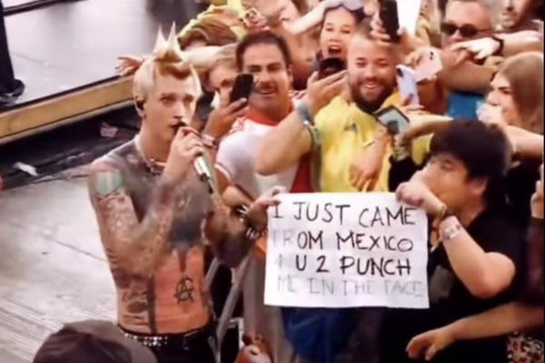 Di Tengah Konsernya, Machine Gun Kelly Meninju Wajah Penonton